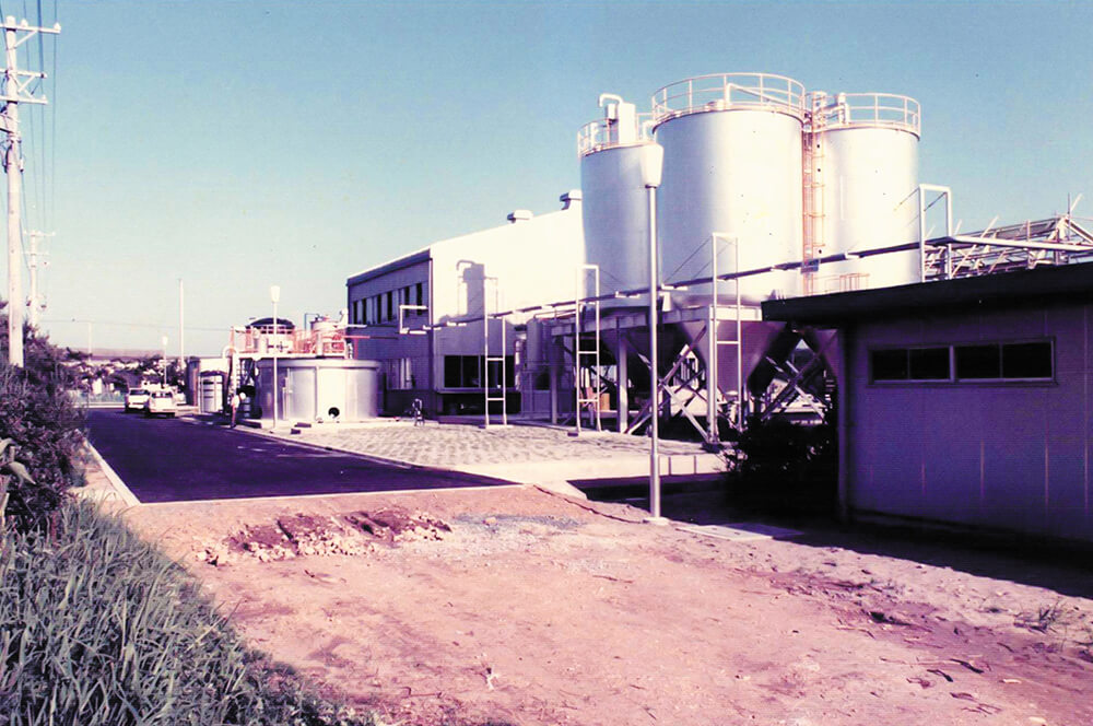 A factory for the production of granular catalysts and a carrier silo with a volume of 400 kiloliters